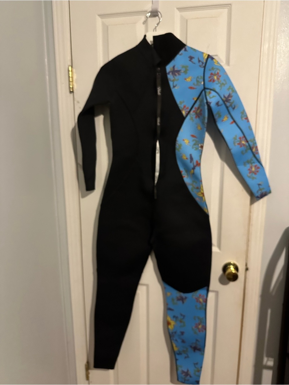 Hevto Mercury-1 Women's Full Wetsuit - 3/2mm Neoprene Black & Blue Floral